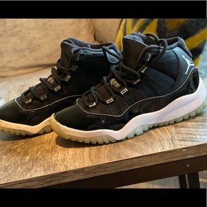 Jordan 11s Black/white kids size 12
